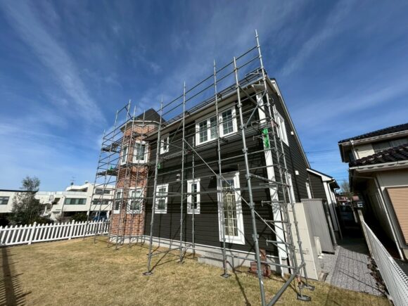 前橋市荒牧町E様の太陽光パネル設置事例の足場設置の写真　ミヤケンソーラー