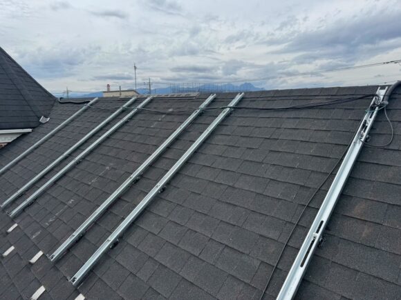 前橋市荒牧町E様の太陽光パネル設置事例の架台設置の写真　ミヤケンソーラー
