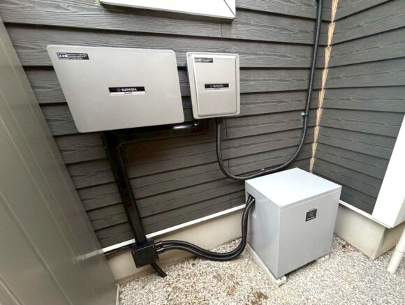 前橋市荒牧町E様の太陽光パネル設置事例パワコン・蓄電池の写真　ミヤケンソーラー