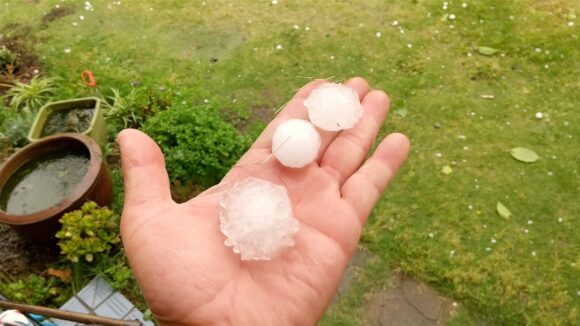 大粒の雹で表面ガラスが割れた太陽光パネルの被害事例を示すミヤケンソーラー